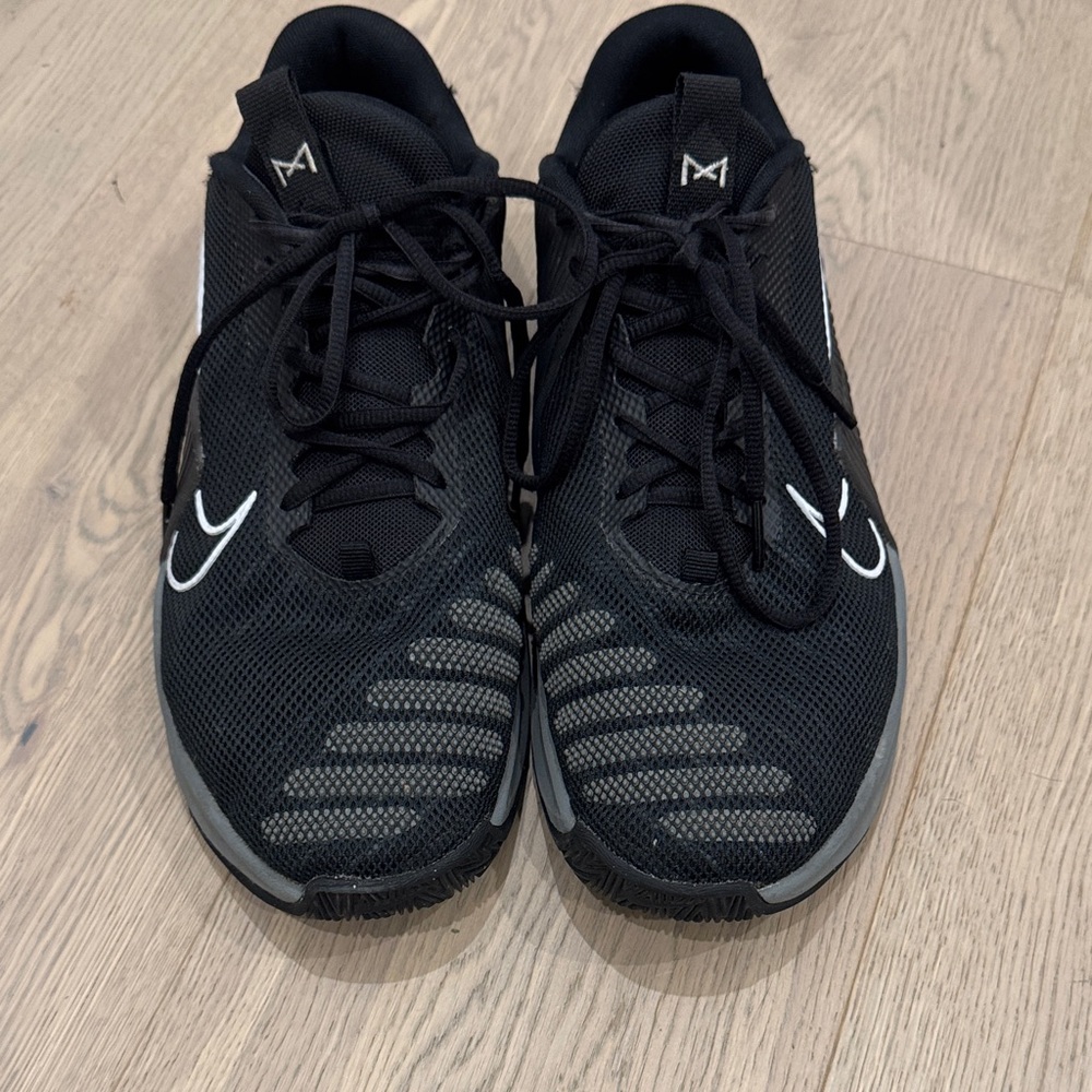 Nike men’s Macon 9 training sneaker in black size 12